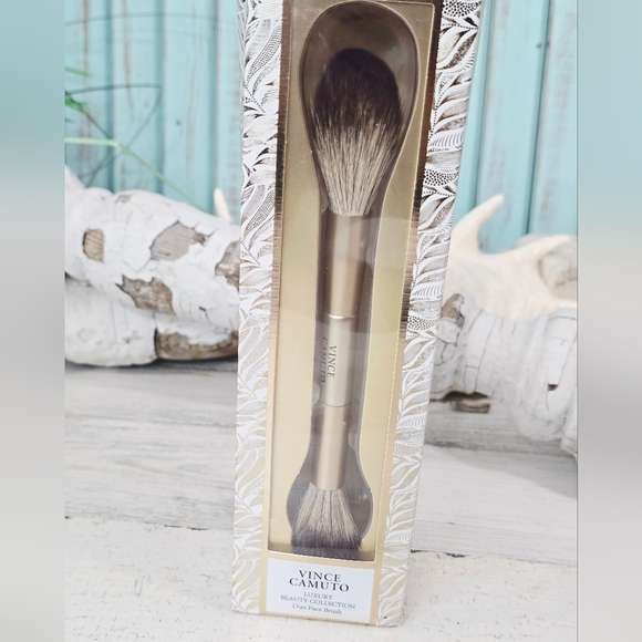Vince Camuto Other - NEW Vince Camuto Duo Face Brush from their "Luxury Beauty Collection." Gold